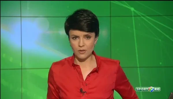 Box la un meci de fotbal! Arbitrii n-au avut curaj sa opreasca lupta! VIDEO