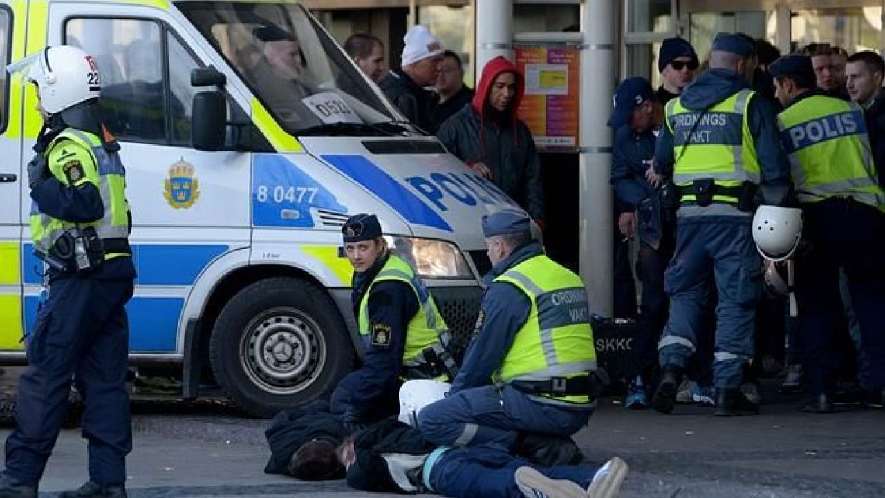 Gest de iubire EXTREMA al fanilor! Ce au facut suporterii lui Djugarden in memoria ultrasului omorat in bataie de fanii rivali_2