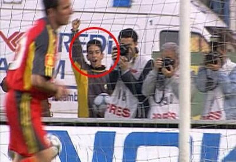 Un moment fabulos intr-o fotografie istorica! Copilul care il aplauda pe Hagi in aceasta imagine e azi peste Barca si Real