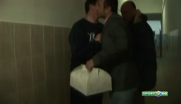 A deschis usa vestiarului si a inceput VULCANUL! Imagini senzationale cu Lacatus de ziua sa! Ce au facut jucatorii. SUPER VIDEO