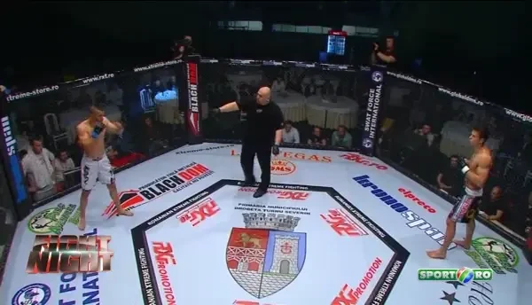 Bogdan Stanciu reusete un KO tehnic dupa o serie spectaculoasa de lovituri in plin