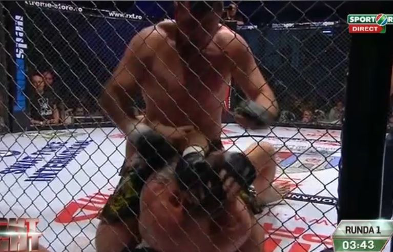 Spectacol TOTAL la Severin! Pascu si-a razbunat prietenul si a reusit un ARMBAR SENZATIONAL! Toate fazele VIDEO_8