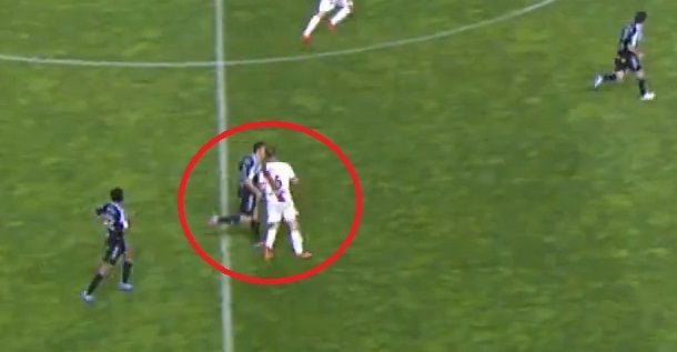 Rat si-a iesit din minti: Eliminat dupa ce i-a spart fata unui adversar. O legenda a Barcei face scandal! Cat de grav e. VIDEO_2