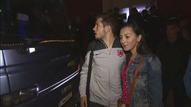 FOTO SENZATIONAL de la autocarul Stelei. Cum a venit imbracata in fata jucatorilor! :) Nu a reusit sa faca o poza cu NIMENI_3
