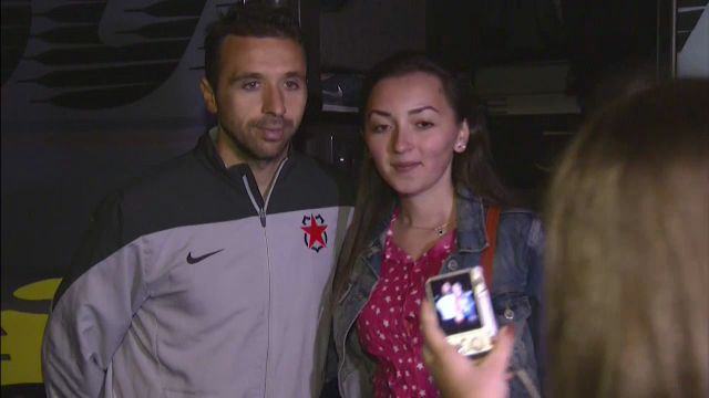 FOTO SENZATIONAL de la autocarul Stelei. Cum a venit imbracata in fata jucatorilor! :) Nu a reusit sa faca o poza cu NIMENI_4