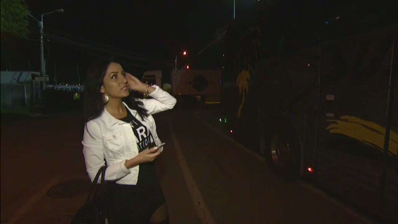 FOTO SENZATIONAL de la autocarul Stelei. Cum a venit imbracata in fata jucatorilor! :) Nu a reusit sa faca o poza cu NIMENI_8