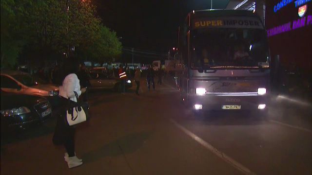 FOTO SENZATIONAL de la autocarul Stelei. Cum a venit imbracata in fata jucatorilor! :) Nu a reusit sa faca o poza cu NIMENI_11