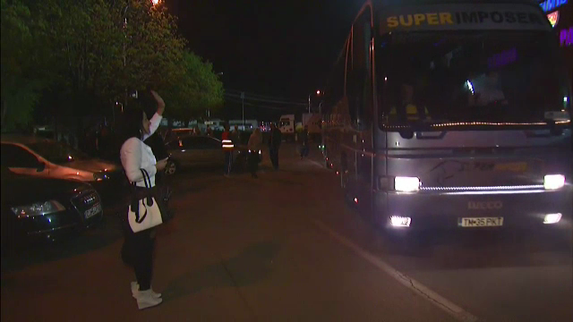 FOTO SENZATIONAL de la autocarul Stelei. Cum a venit imbracata in fata jucatorilor! :) Nu a reusit sa faca o poza cu NIMENI_12