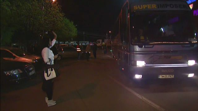 FOTO SENZATIONAL de la autocarul Stelei. Cum a venit imbracata in fata jucatorilor! :) Nu a reusit sa faca o poza cu NIMENI_12