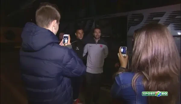 Imagini senzationale de la autocarul Stelei. Cum a venit imbracata in fata jucatorilor! :) Nu a reusit sa faca o poza cu NIMENI