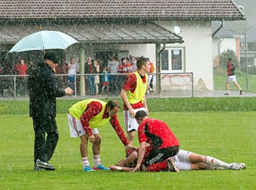 Imagini TERIFIANTE pe terenul de fotbal! Un jucator a ajuns in coma dupa ce un fulger a lovit terenul! Colegii i-au salvat viata_2