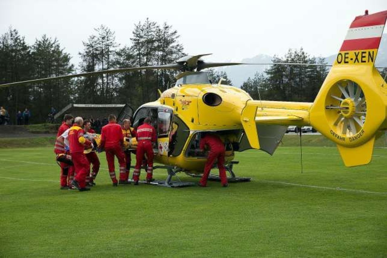 Imagini TERIFIANTE pe terenul de fotbal! Un jucator a ajuns in coma dupa ce un fulger a lovit terenul! Colegii i-au salvat viata_1