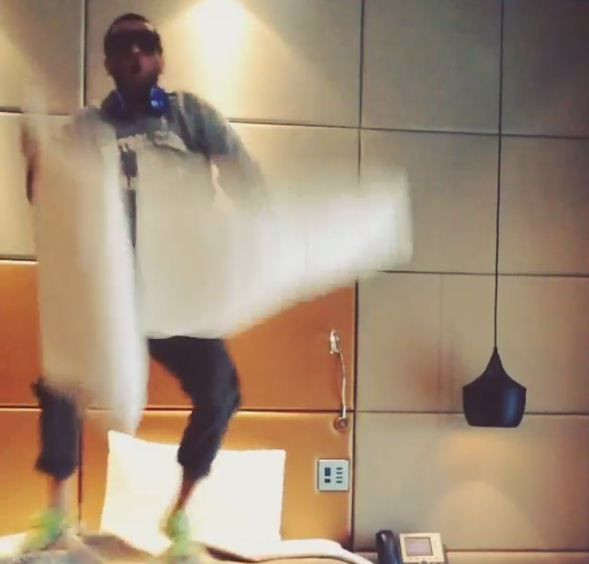 RELAXARE la next level! :)) Dani Alves a mai facut una: a cantat si a dansat in fata camerei! VIDEO