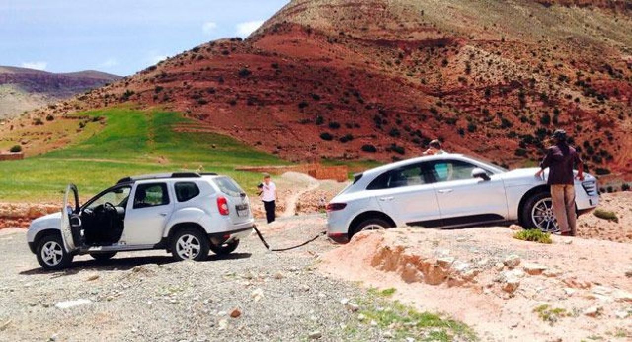 FOTO Duster sau Porsche Macan? Care e mai TARE? Dacia mai da o lovitura! Imaginile care fac inconjurul lumii: _1