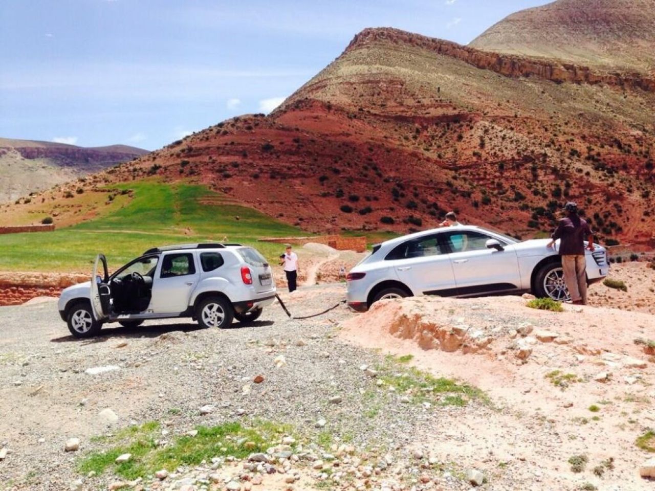 FOTO Duster sau Porsche Macan? Care e mai TARE? Dacia mai da o lovitura! Imaginile care fac inconjurul lumii: _2