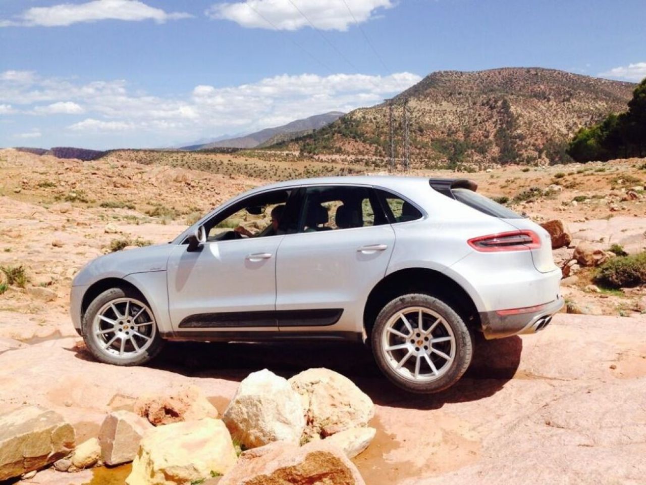 FOTO Duster sau Porsche Macan? Care e mai TARE? Dacia mai da o lovitura! Imaginile care fac inconjurul lumii: _3