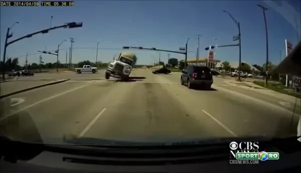 VIDEO Cel mai INFRICOSATOR accident posibil! A privit neputincios un camion IMENS cum se indreapta catre el