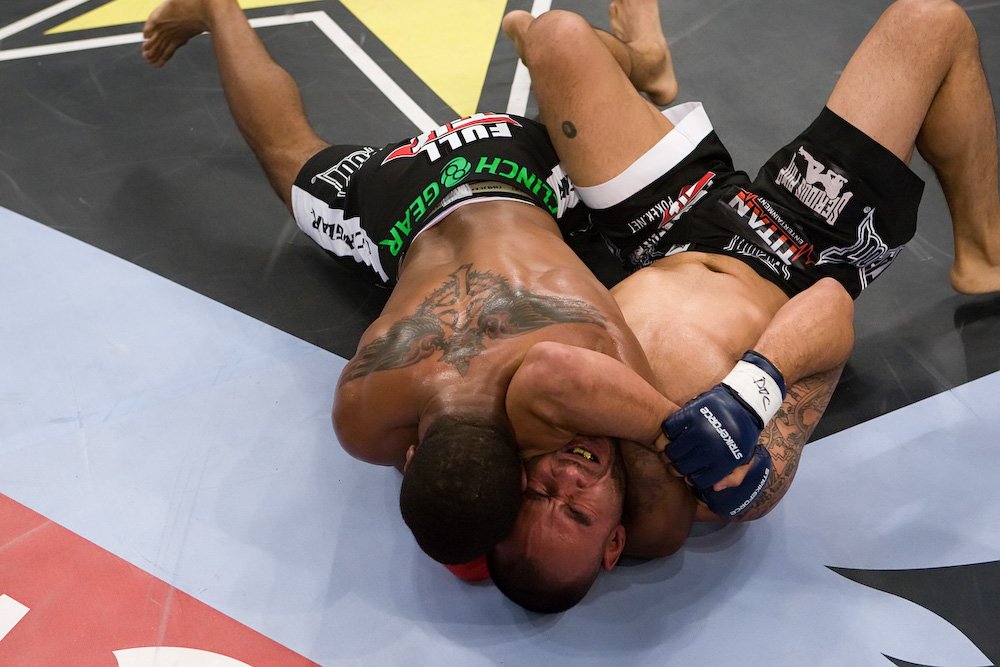Lupta la sol din MMA, explicata pe intelesul tuturor! Care sunt cele mai intalnite pozitii si finalizari si cum se executa! VIDEO