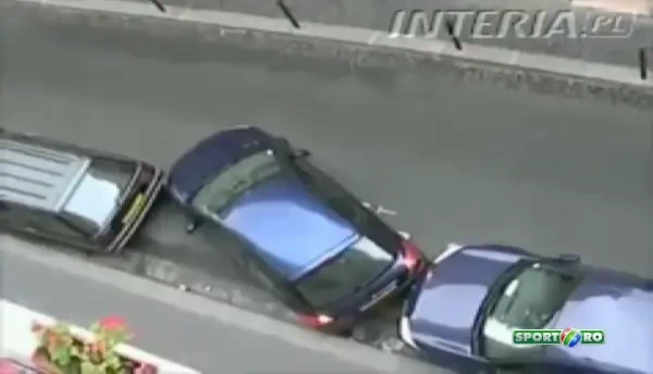 Daca nu ai loc de parcare...iti faci singur! Cum isi parcheaza parizienii masinile! :) VIDEO: