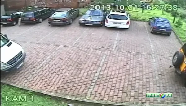MORI DE RAS! Oare cum si-a luat permisul? Faza incredibila intr-o parcare; de cate manevre a avut nevoie ca sa iasa! VIDEO:
