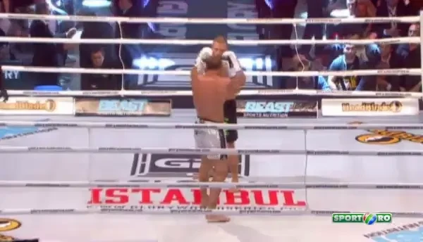 Gokhan Saki l-a facut TKO pe Nathan Corbett, in gala GLORY Istanbul! VIDEO