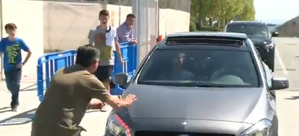 Opreste sau ma vei lovi! Scene nebune inainte de El Clasico! Un fan s-a aruncat in fata bolidului unui jucator