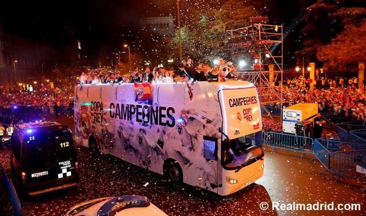 SARBATOARE la Madrid! Fanii au iesit pe strazile orasului! Cele mai tari imagini de la ceremonia Realului_1