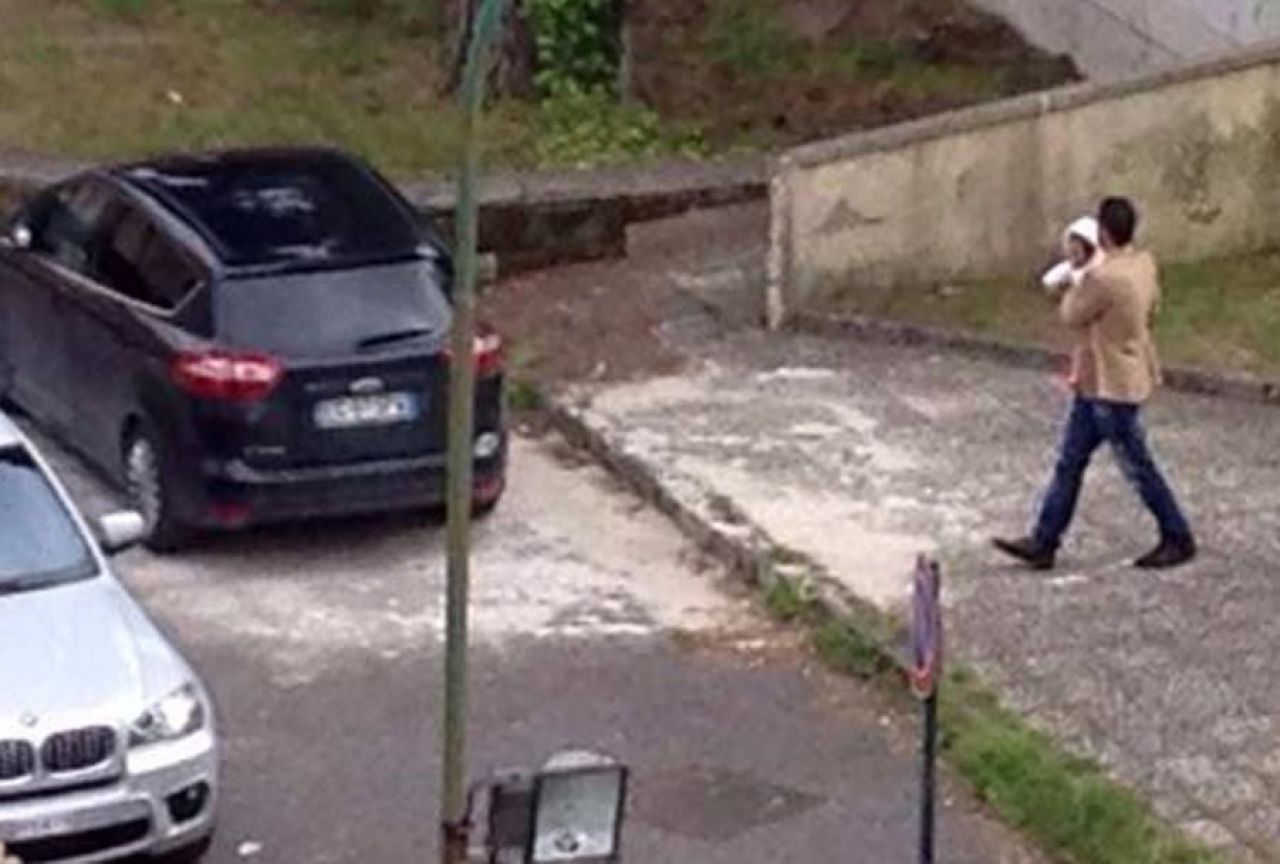 FOTO Momentul in care Balotelli si-a vazut pentru prima data fiica! A primit doar 10 minute si fost asistat de politie! _1