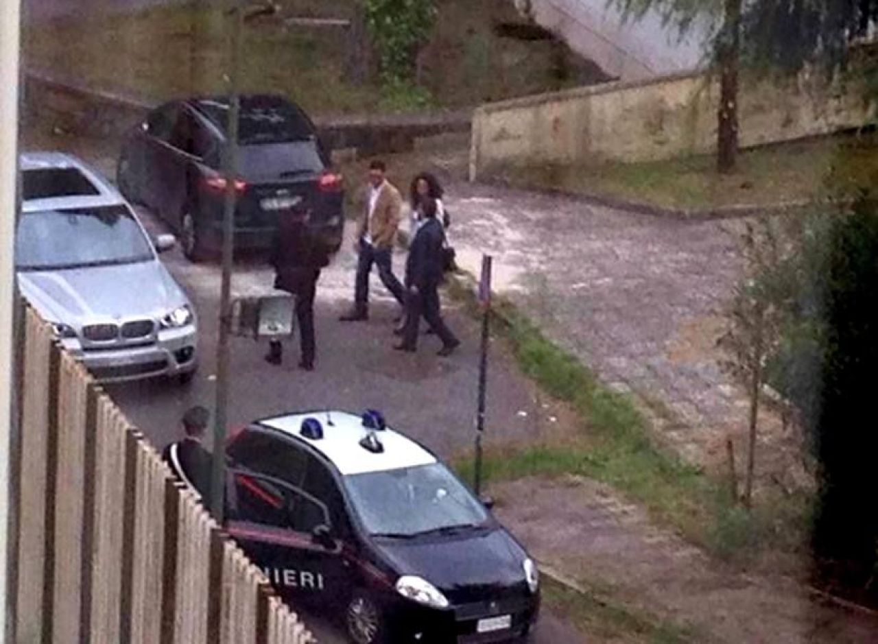 FOTO Momentul in care Balotelli si-a vazut pentru prima data fiica! A primit doar 10 minute si fost asistat de politie! _6