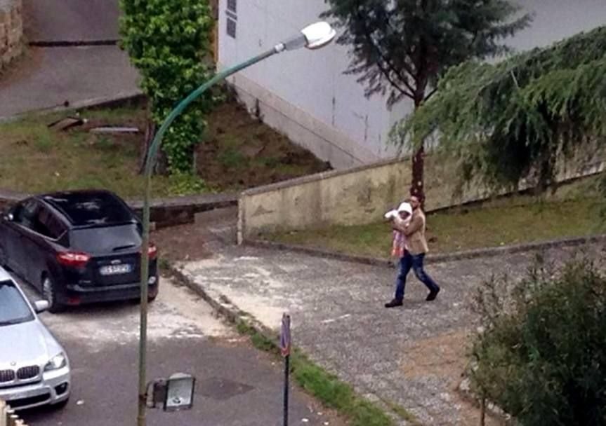 FOTO Momentul in care Balotelli si-a vazut pentru prima data fiica! A primit doar 10 minute si fost asistat de politie! _11