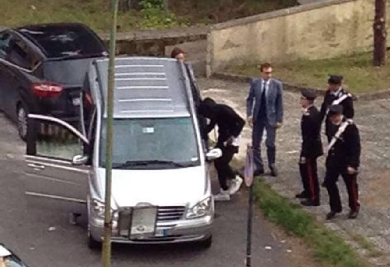 FOTO Momentul in care Balotelli si-a vazut pentru prima data fiica! A primit doar 10 minute si fost asistat de politie! _12