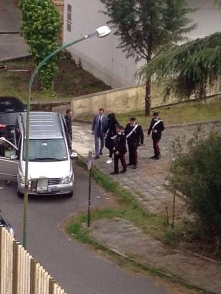 FOTO Momentul in care Balotelli si-a vazut pentru prima data fiica! A primit doar 10 minute si fost asistat de politie! _14