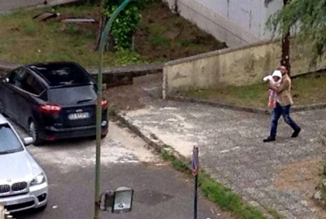 FOTO Momentul in care Balotelli si-a vazut pentru prima data fiica! A primit doar 10 minute si fost asistat de politie! _15