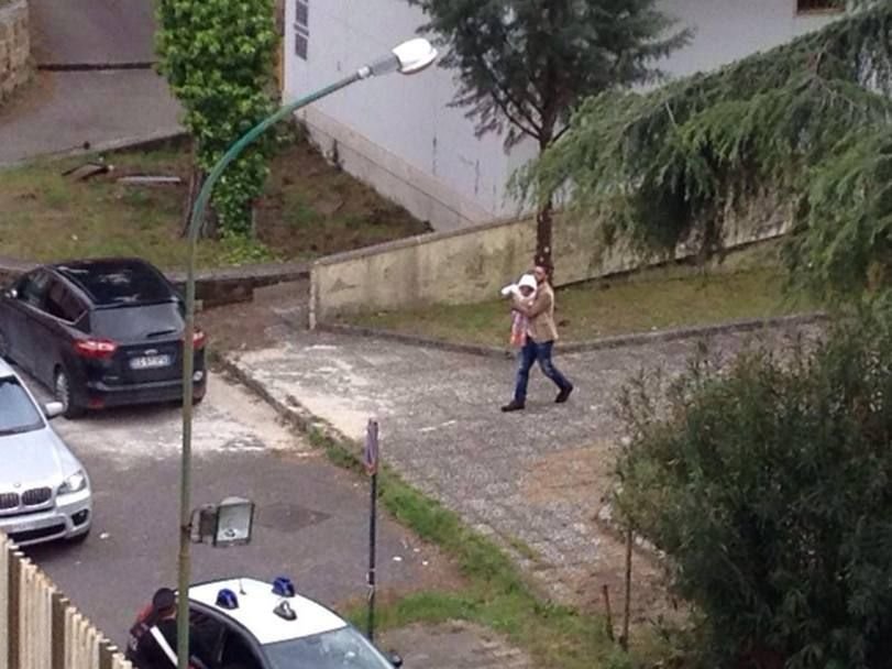 FOTO Momentul in care Balotelli si-a vazut pentru prima data fiica! A primit doar 10 minute si fost asistat de politie! _17