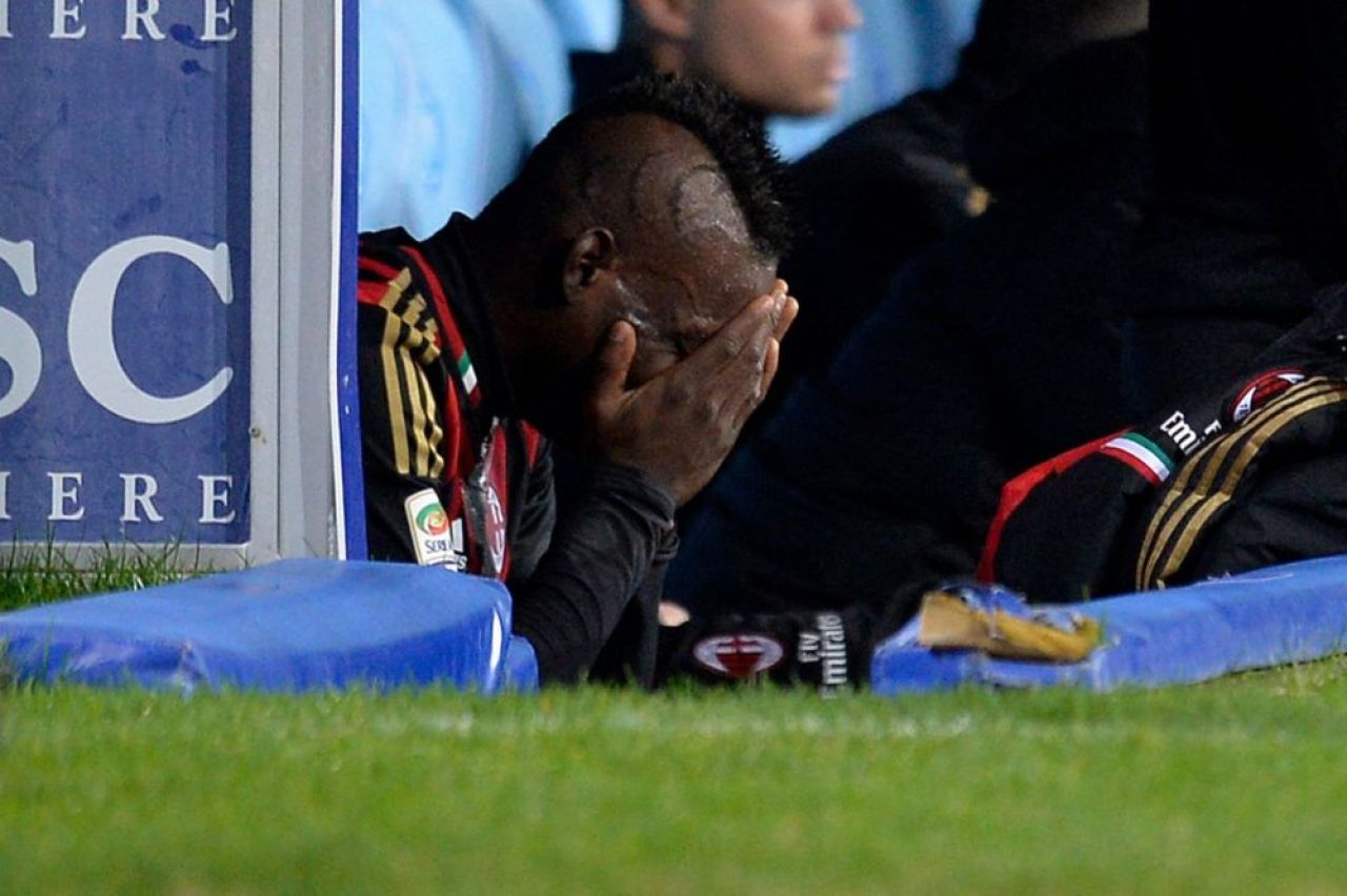 FOTO Momentul in care Balotelli si-a vazut pentru prima data fiica! A primit doar 10 minute si fost asistat de politie! _18