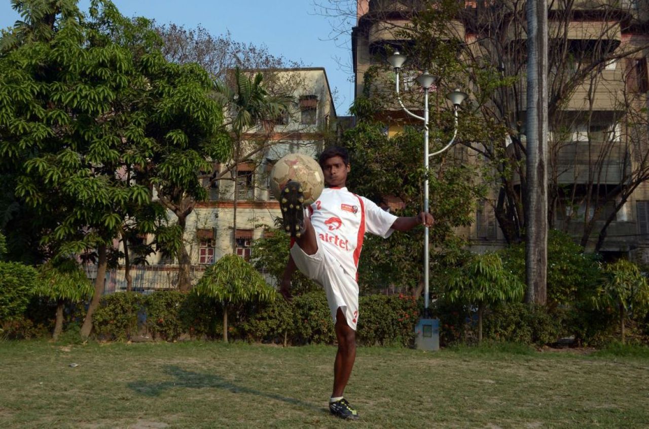 Slumdog Millionaire: Indianul de 16 ani care ajunge la Manchester United. Mama lui e prostituata si locuieste in mahala! _1