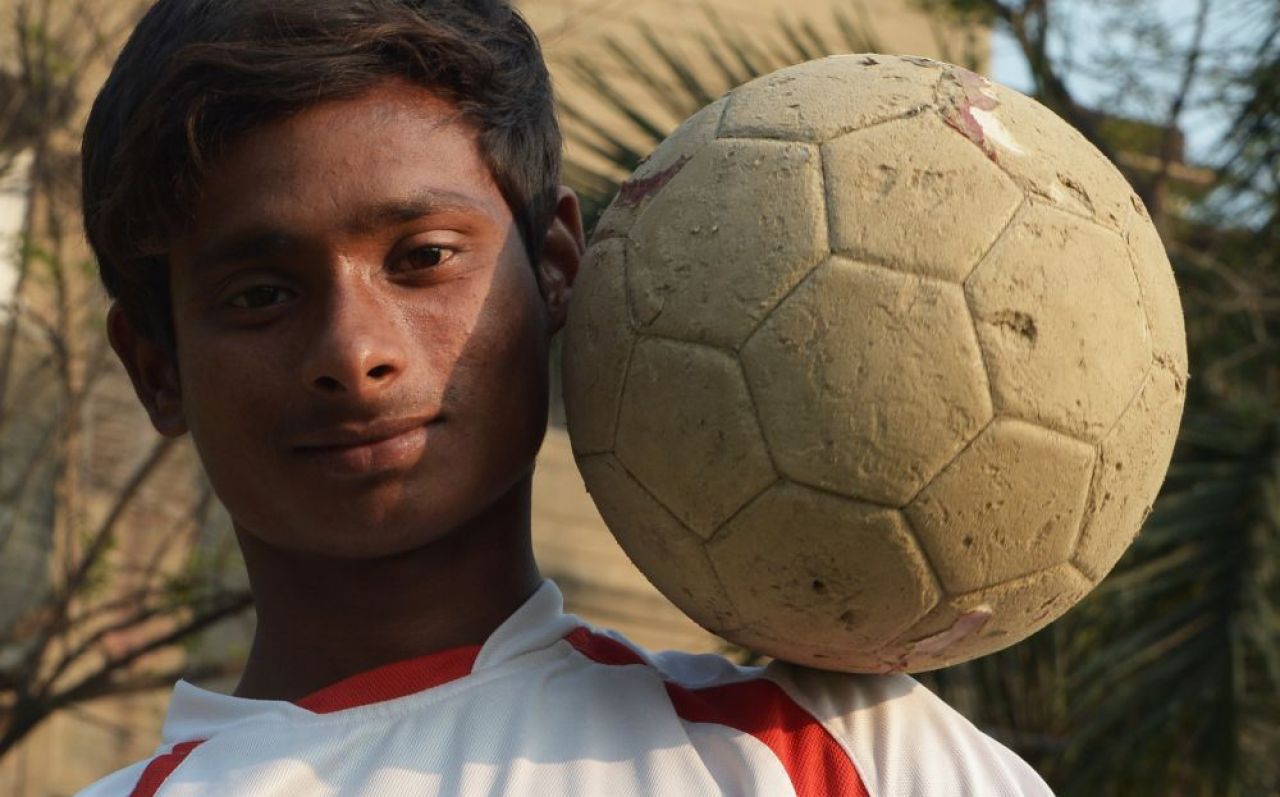 Slumdog Millionaire: Indianul de 16 ani care ajunge la Manchester United. Mama lui e prostituata si locuieste in mahala! _3