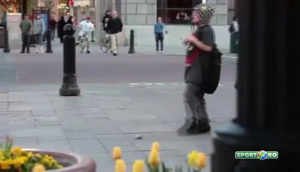 Gluma pe care toti am facut-o in copilarie! :) Au pus 20 de dolari pe jos si au asteptat ca cineva sa-i ridice! Lesini de ras: