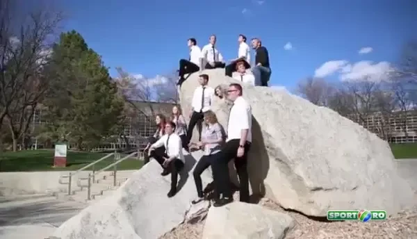 Statea linistita pe banca, apoi a aparut EL! Farsa cu "primul sarut" care face inconjurul internetului! VIDEO :)