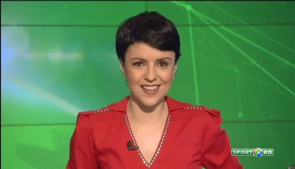 Romanii au lasat drobul si cozonacul si au facut coada la hot-dog! S-au dus sa le vada pe Simona si Sorana! VIDEO