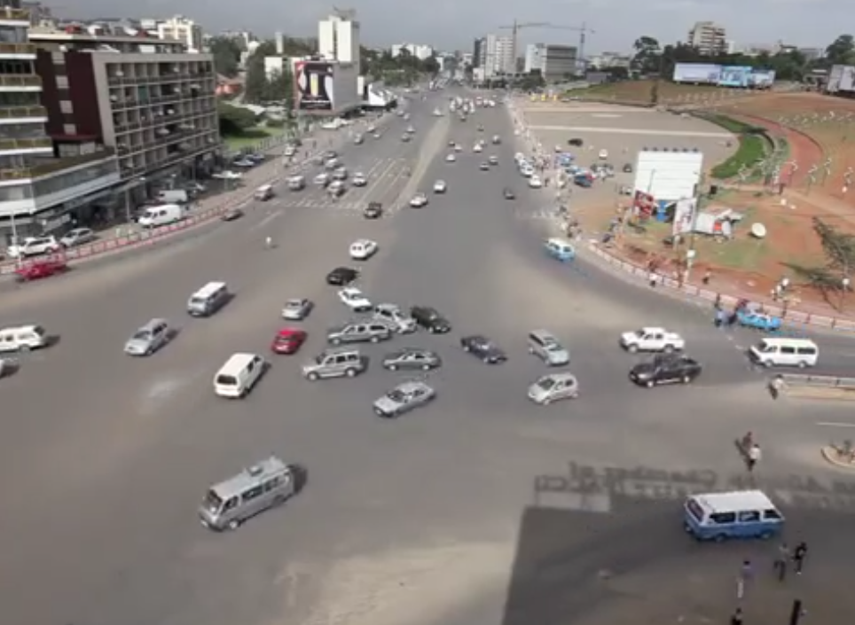 Cea mai haotica intersectie din lume! Etiopia, tara in care singura regula de circulatie e "mica intelegere" VIDEO