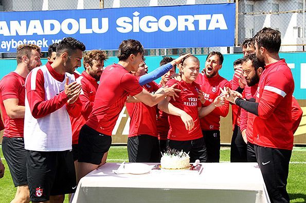 FOTO Bourceanu a implinit 29 de ani! Surpriza colegilor l-a facut sa declare: