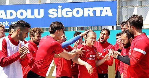 FOTO Bourceanu a implinit 29 de ani! Surpriza colegilor l-a facut sa declare: