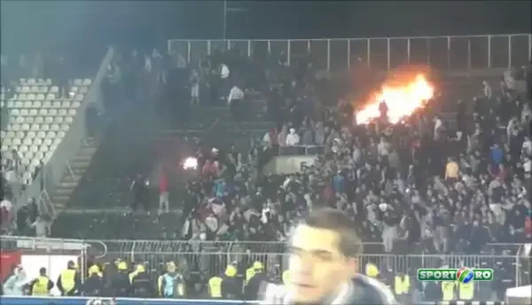 VIDEO | Steaua ROSIE ca focul: ultrasii au dat foc peluzei! Imagini incredibile de la cel mai incins derby al Europei!