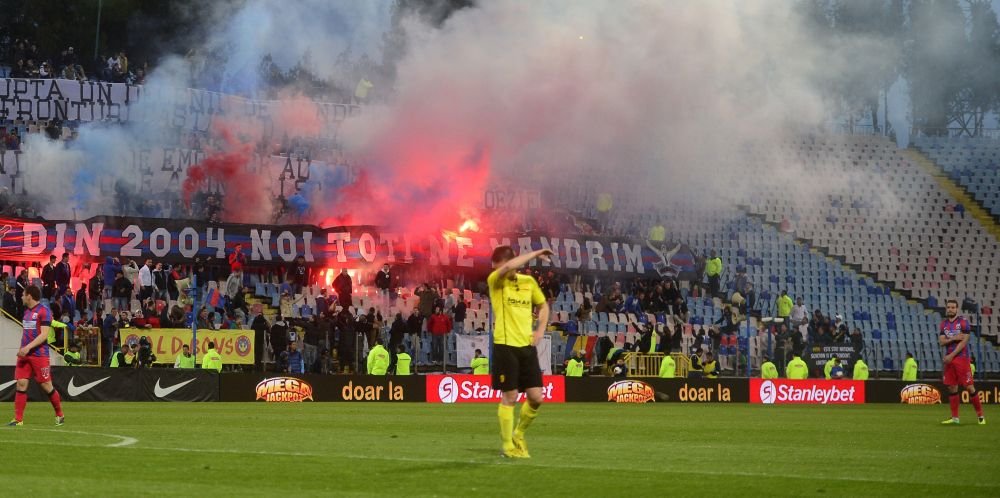 Gestul obscen care nu s-a vazut la TV la meciul Stelei! Tribunele au luat foc, ultrasii au vrut sa intre pe teren de furie!