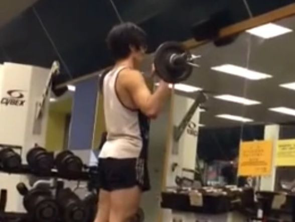 Asta e cel mai periculos exercitiu! Nu vrei sa stai in fata lui daca esti la sala! Ce face acest tanar cu o haltera VIDEO