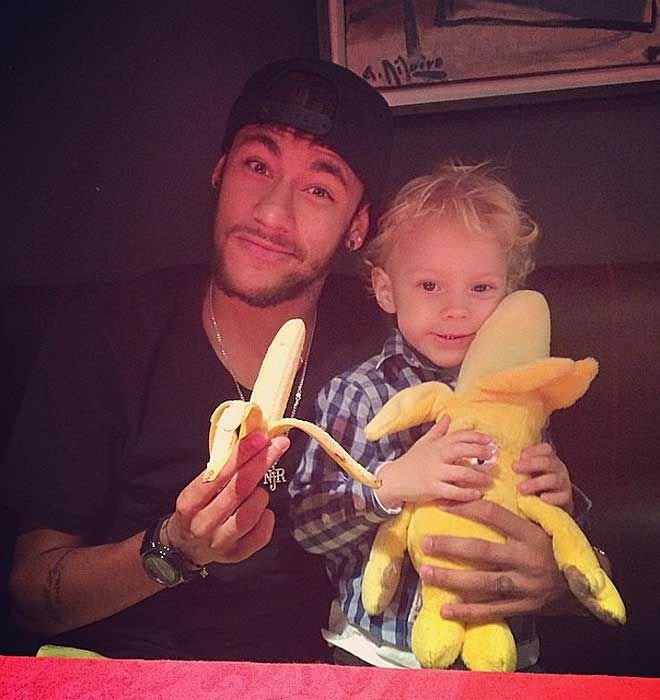FOTO Campanie FARA PRECEDENT de sustinere pentru Dani Alves! Reactii pe toata planeta dupa atacul cu banane!_4