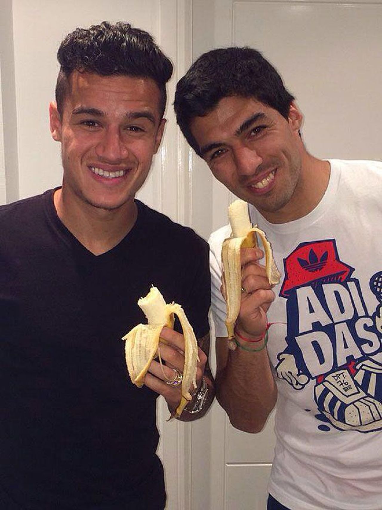 FOTO Campanie FARA PRECEDENT de sustinere pentru Dani Alves! Reactii pe toata planeta dupa atacul cu banane!_13