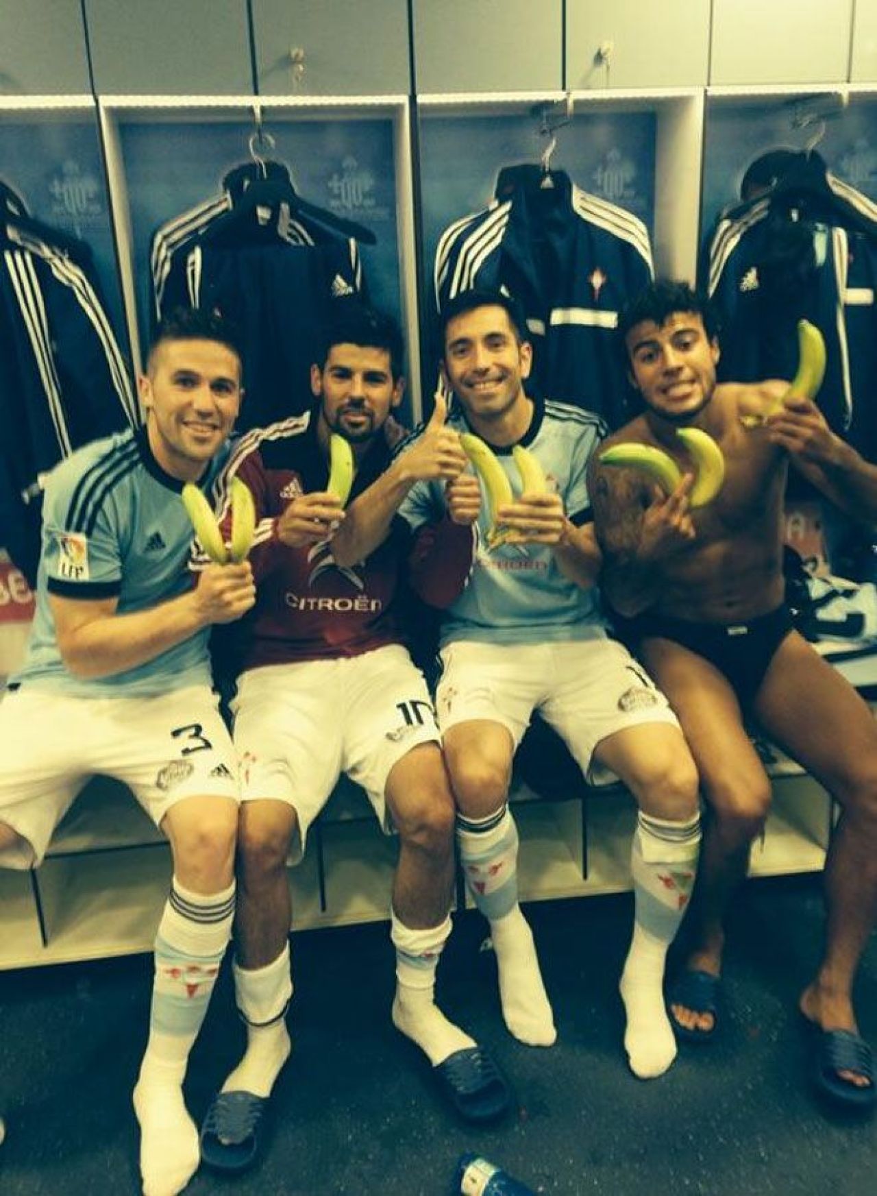 FOTO Campanie FARA PRECEDENT de sustinere pentru Dani Alves! Reactii pe toata planeta dupa atacul cu banane!_14