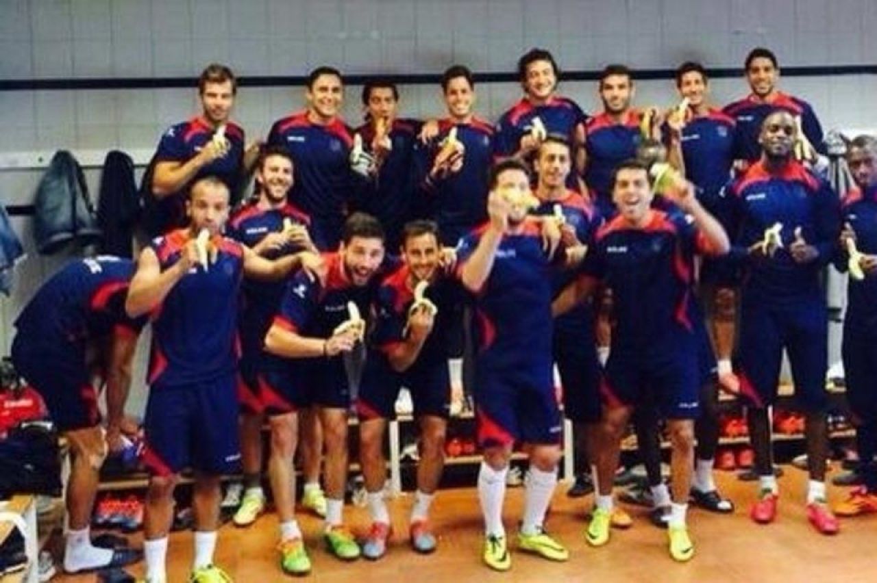 FOTO Campanie FARA PRECEDENT de sustinere pentru Dani Alves! Reactii pe toata planeta dupa atacul cu banane!_17